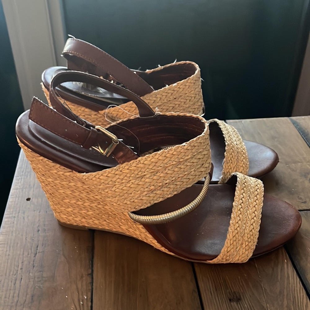 Wedge - Picture 2 of 4